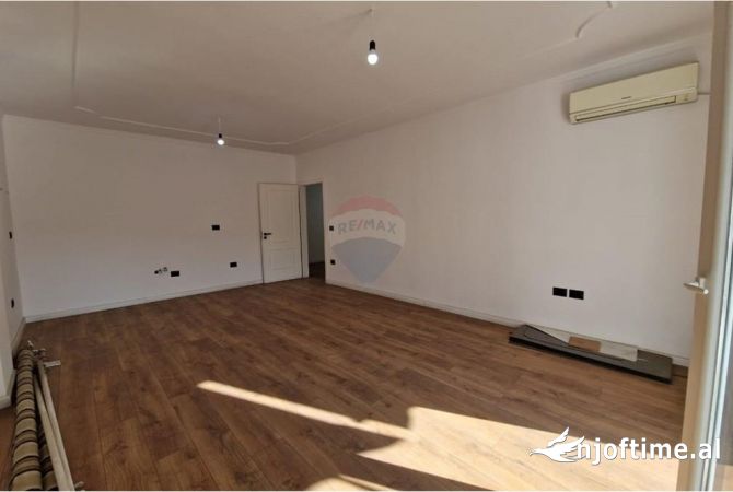 Shtepi ne shitje Apartament ne Tirane, 2+1, Mobilimi Bosh, pa mobiluar, Pagesa 160,000  Euro.
