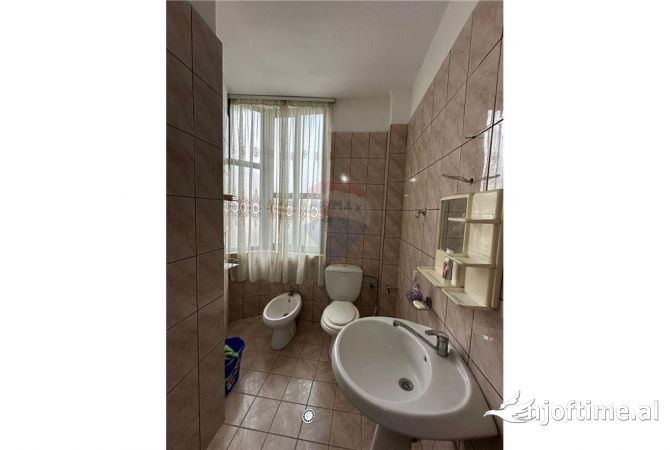 Shtepi ne shitje Apartament ne Tirane, 2+1, Mobilimi Pjeserisht e mobiluar, Pagesa 133,000  Euro.