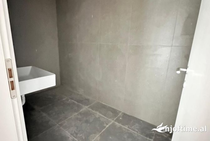 Shtepi ne shitje Apartament ne Tirane, 2+1, Mobilimi Bosh, pa mobiluar, Pagesa 274,300  Euro.