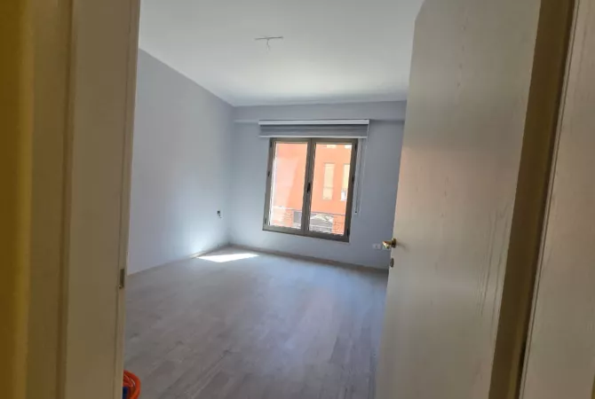 Ambiente Commerciale in Affitto 1+1 a Tirana - 650 Euro