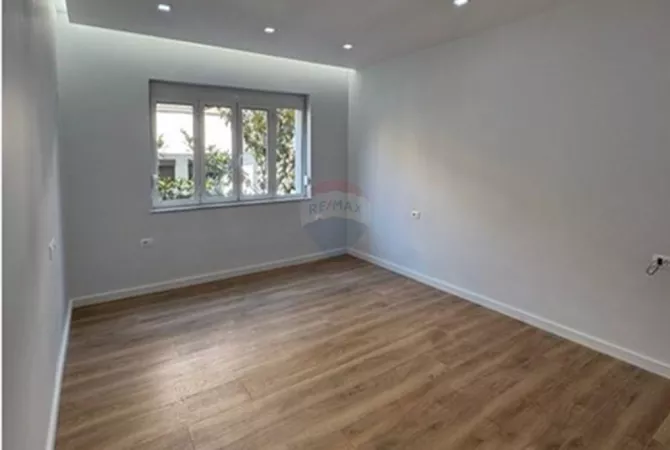 Shtepi ne shitje Apartament ne Tirane, 2+1, Mobilimi Bosh, pa mobiluar, Pagesa 239,000  Euro.