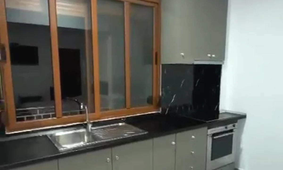 Shtepi me qera Shtepi Private ne Tirane, Garsoniere, Mobilimi E mobiluar, Pagesa 30,000  Leke.