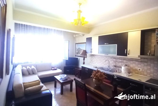 Shtepi me qera Apartament ne Tirane, 2+1, Mobilimi E mobiluar, Pagesa 500  Euro.