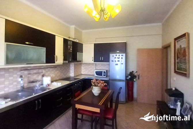 Shtepi me qera Apartament ne Tirane, 2+1, Mobilimi E mobiluar, Pagesa 500  Euro.