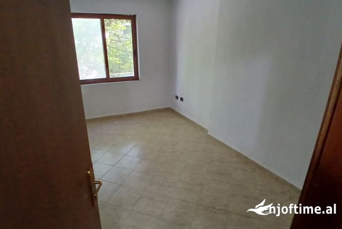 Ambient biznesi me qera 3+1 ne Tirane - 600 Euro