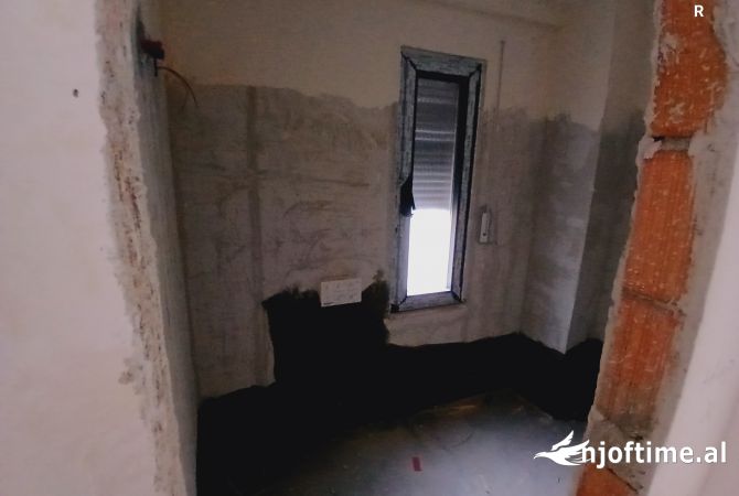 Shtepi ne shitje Apartament ne Tirane, 3+1, Mobilimi Bosh, pa mobiluar, Pagesa 235,000  Euro.