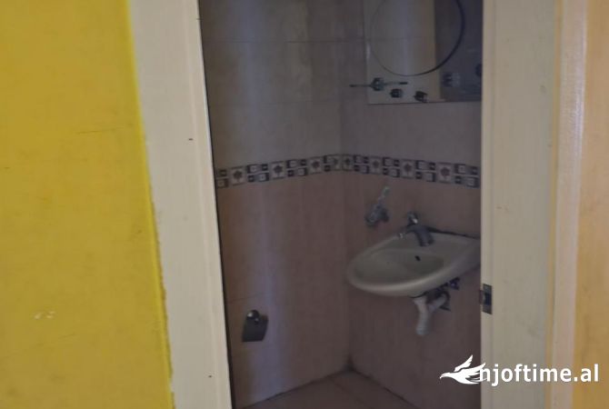 Shtepi ne shitje Apartament ne Tirane, 3+1, Mobilimi E mobiluar, Pagesa 127,000  Euro.