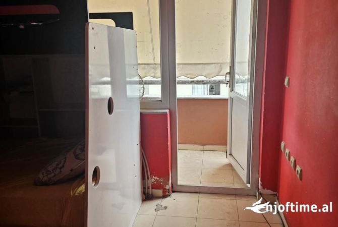 Shtepi ne shitje Apartament ne Tirane, 3+1, Mobilimi E mobiluar, Pagesa 127,000  Euro.