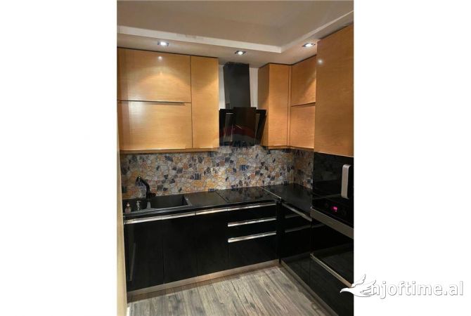Shtepi me qera Apartament ne Tirane, 2+1, Mobilimi E mobiluar, Pagesa 700  Euro.