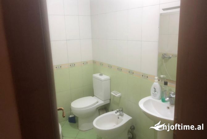 Shtepi me qera Apartament ne Tirane, 2+1, Mobilimi E mobiluar, Pagesa 430  Euro.