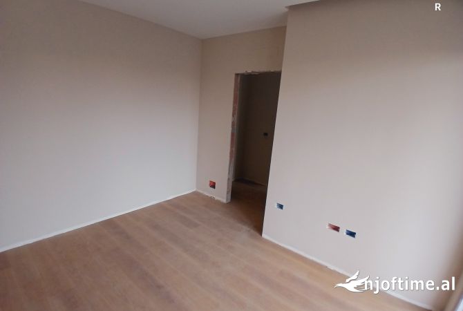 Shtepi ne shitje Apartament ne Tirane, 1+1, Mobilimi Bosh, pa mobiluar, Pagesa 105,600  Euro.