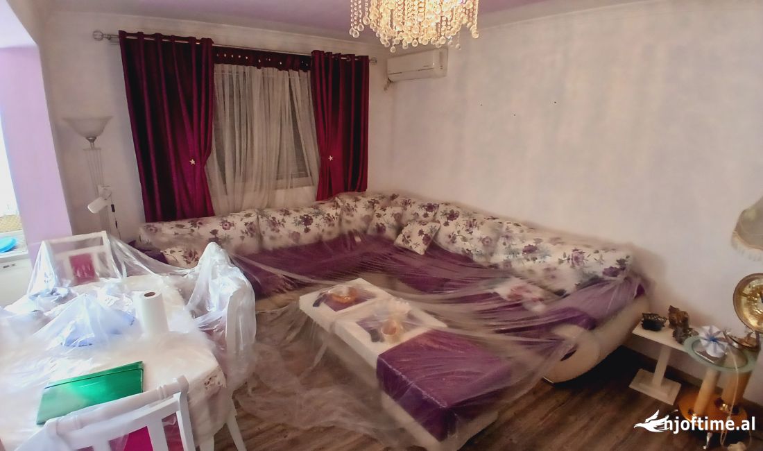 Shtepi ne shitje Apartament ne Tirane, 2+1, Mobilimi E mobiluar, Pagesa 129,000  Euro.