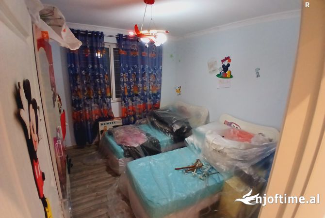 Shtepi ne shitje Apartament ne Tirane, 2+1, Mobilimi E mobiluar, Pagesa 129,000  Euro.