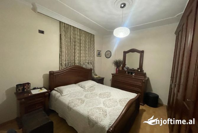 Shtepi ne shitje Apartament ne Tirane, 3+1, Mobilimi E mobiluar, Pagesa 299,000  Euro.