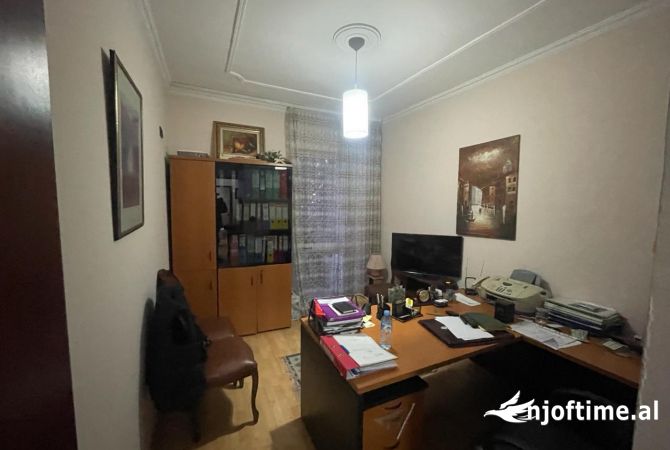 Shtepi ne shitje Apartament ne Tirane, 3+1, Mobilimi E mobiluar, Pagesa 299,000  Euro.