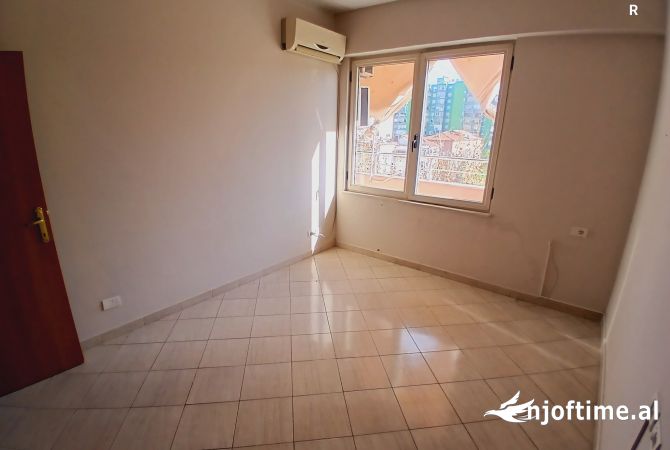 Ambient biznesi me qera 3+1 ne Tirane - 550 Euro