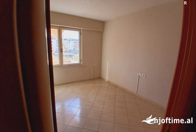 Ambient biznesi me qera 3+1 ne Tirane - 550 Euro