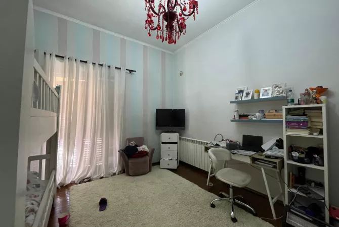 Shtepi me qera Apartament ne Tirane, 2+1, Mobilimi E mobiluar, Pagesa 900  Euro.
