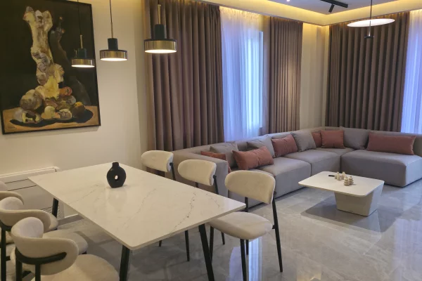 Shtepi me qera Apartament ne Tirane, 3+1, Mobilimi E mobiluar, Pagesa 3,000  Euro.