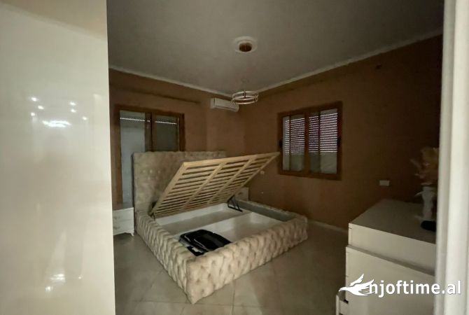 Shtepi ne shitje Shtepi Private ne Tirane, 3+1, Mobilimi E mobiluar, Pagesa 199,000  Euro.