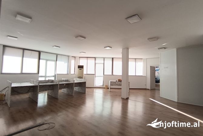 Ambient biznesi me qera 3+1 ne Tirane - 3,200 Euro