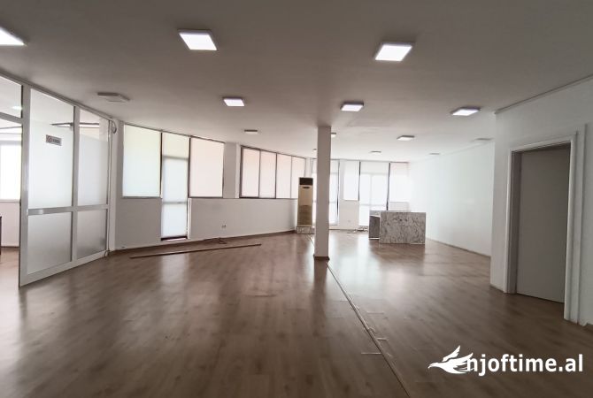 Ambient biznesi me qera 3+1 ne Tirane - 3,200 Euro