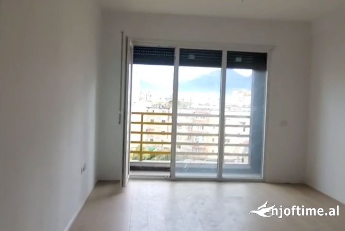 Shtepi ne shitje Apartament ne Tirane, 2+1, Mobilimi Bosh, pa mobiluar, Pagesa 165,001  Euro.