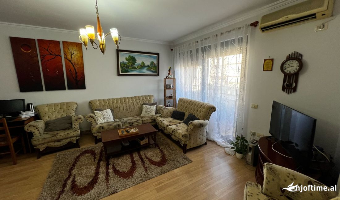 Shtepi ne shitje Apartament ne Tirane, 3+1, Mobilimi Pjeserisht e mobiluar, Pagesa 230,000  Euro.