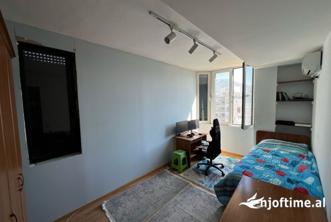 Shtepi ne shitje Apartament ne Tirane, 3+1, Mobilimi Pjeserisht e mobiluar, Pagesa 230,000  Euro.