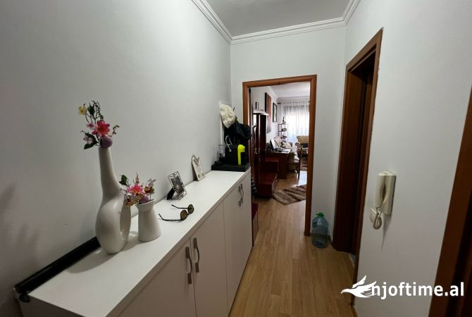 Shtepi ne shitje Apartament ne Tirane, 3+1, Mobilimi Pjeserisht e mobiluar, Pagesa 230,000  Euro.