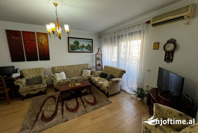 Shitet apartament 3+1 tek Xhamia e Tabakeve