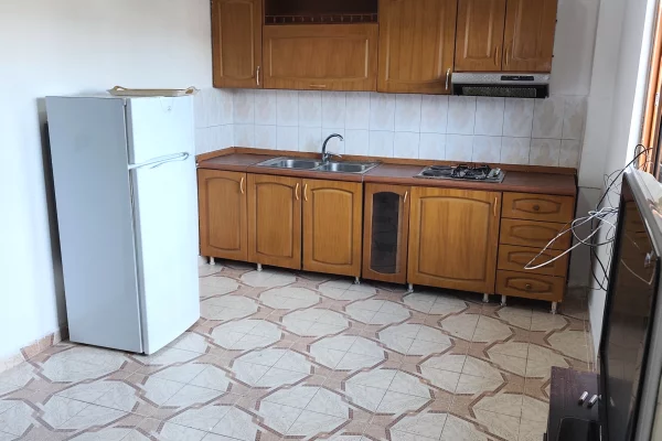 Shtepi me qera Apartament ne Tirane, 2+1, Mobilimi Pjeserisht e mobiluar, Pagesa 30,000  Leke.
