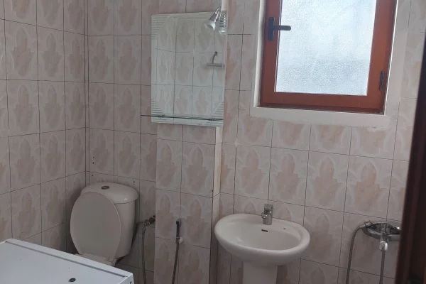 Shtepi me qera Apartament ne Tirane, 2+1, Mobilimi Pjeserisht e mobiluar, Pagesa 30,000  Leke.