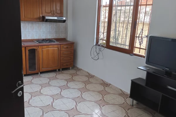 Shtepi me qera Apartament ne Tirane, 2+1, Mobilimi Pjeserisht e mobiluar, Pagesa 30,000  Leke.