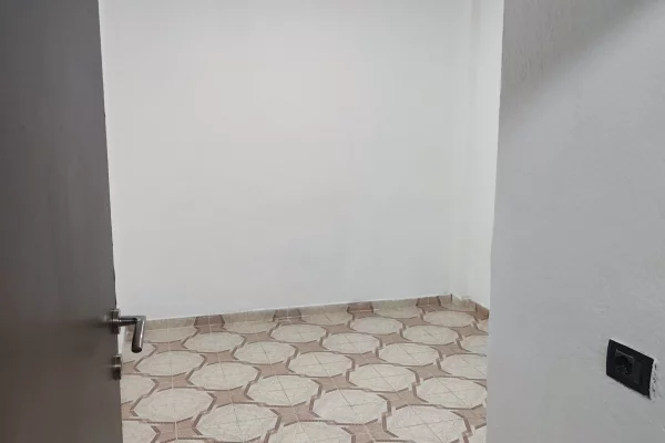 Shtepi me qera Apartament ne Tirane, 2+1, Mobilimi Pjeserisht e mobiluar, Pagesa 30,000  Leke.