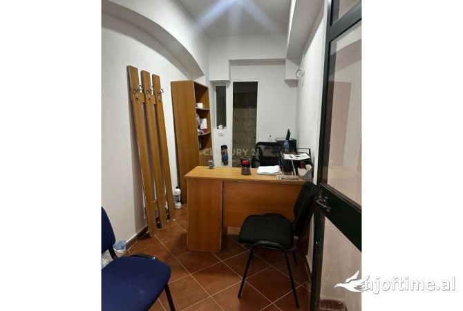Ambient biznesi me qera 3+1 ne Tirane - 300 Euro