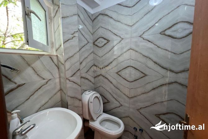 Shtepi ne shitje Apartament ne Tirane, 2+1, Mobilimi E mobiluar, Pagesa 93,000  Euro.