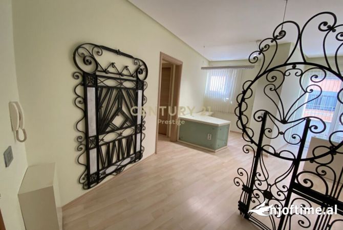 AMBIENT ZYRE ME QIRA, TEK PAZARI I RI, TIRANE 600 euro