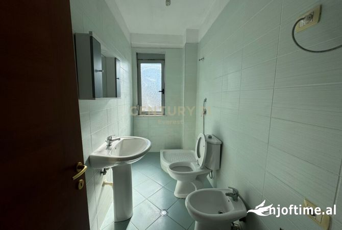 Shtepi ne shitje Apartament ne Tirane, 1+1, Mobilimi Bosh, pa mobiluar, Pagesa 85,000  Euro.