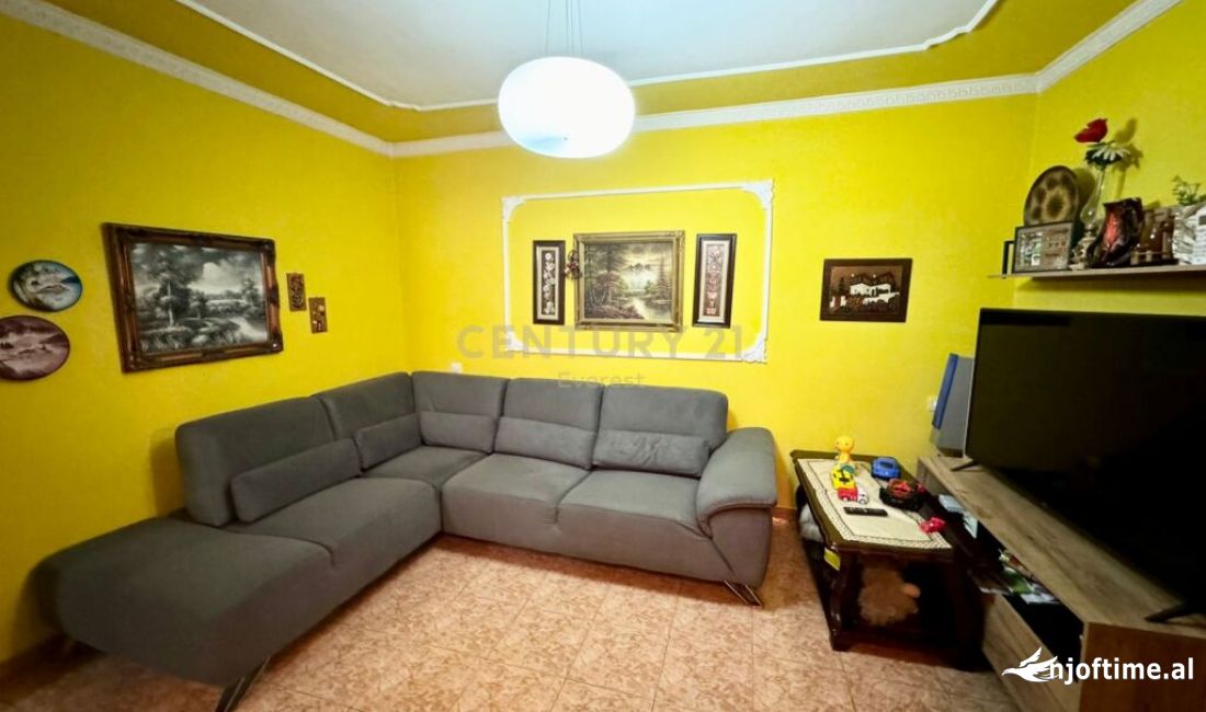 Shtepi ne shitje Apartament ne Tirane, 2+1, Mobilimi E mobiluar, Pagesa 80,000  Euro.