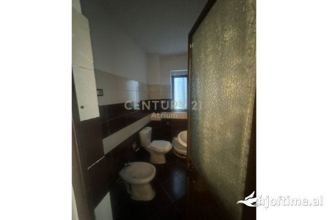 Shtepi ne shitje Apartament ne Tirane, 1+1, Mobilimi Pjeserisht e mobiluar, Pagesa 68,000  Euro.