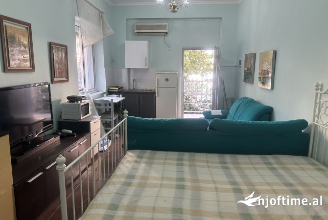 Shtepi me qera Apartament ne Tirane, Garsoniere, Mobilimi E mobiluar, Pagesa 300  Euro.