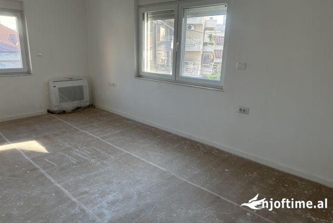 Shtepi me qera Vila Luksoze ne Tirane, 3+1, Mobilimi Bosh, pa mobiluar, Pagesa 1,500  Euro.