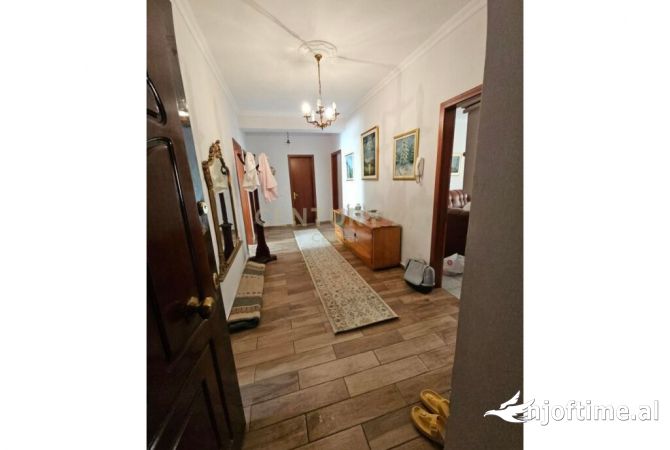 Shtepi me qera Apartament ne Tirane, 3+1, Mobilimi E mobiluar, Pagesa 900  Euro.