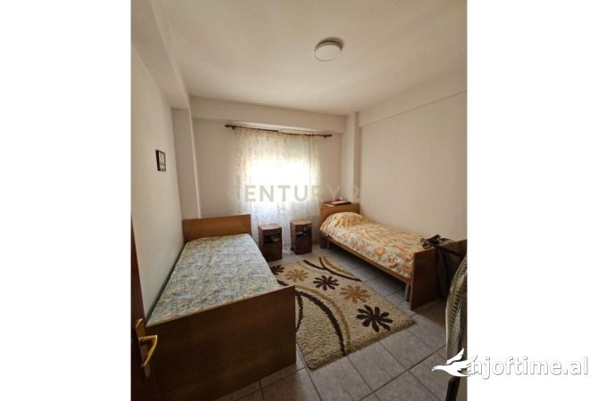 Shtepi me qera Apartament ne Tirane, 3+1, Mobilimi E mobiluar, Pagesa 900  Euro.