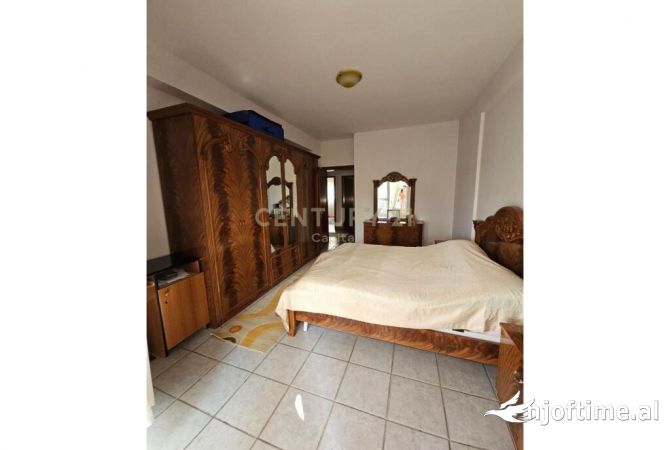 Shtepi me qera Apartament ne Tirane, 3+1, Mobilimi E mobiluar, Pagesa 900  Euro.