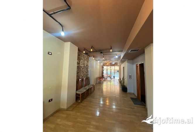 Ambient biznesi me qera 2+1 ne Tirane - 700 Euro