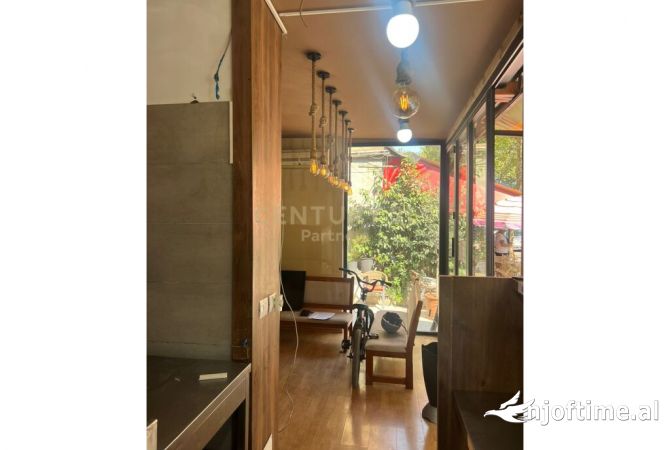 Ambient biznesi me qera 2+1 ne Tirane - 700 Euro