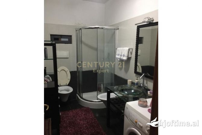 Shtepi ne shitje Apartament ne Tirane, 2+1, Mobilimi E mobiluar, Pagesa 159,000  Euro.