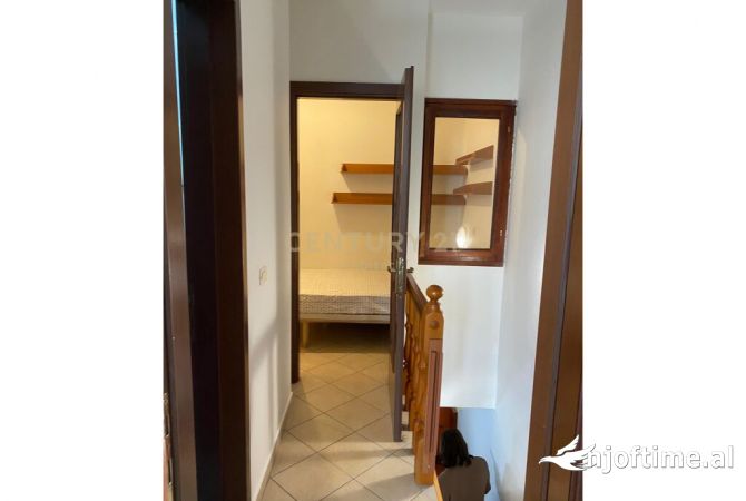 Shtepi me qera Duplex(shtepi me 2 kate) ne Tirane, 2+1, Mobilimi E mobiluar, Pagesa 600  Euro.